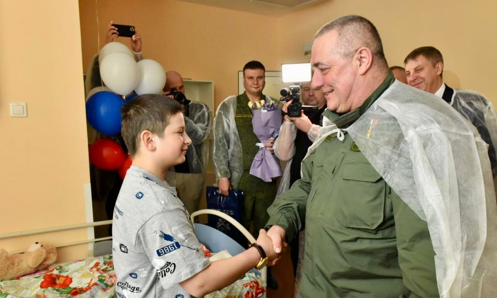 Семье брянского героя Федора подыскали добротный дом в другом селе Климовского района. Поближе к школе