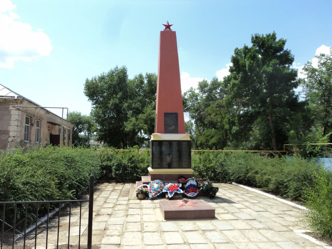 Под Клинцами разрушается памятник защитникам Отечества