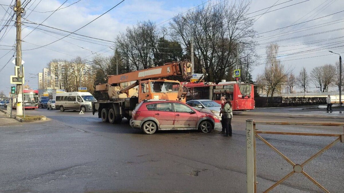 Автокран столкнулся с легковушкой в Брянске