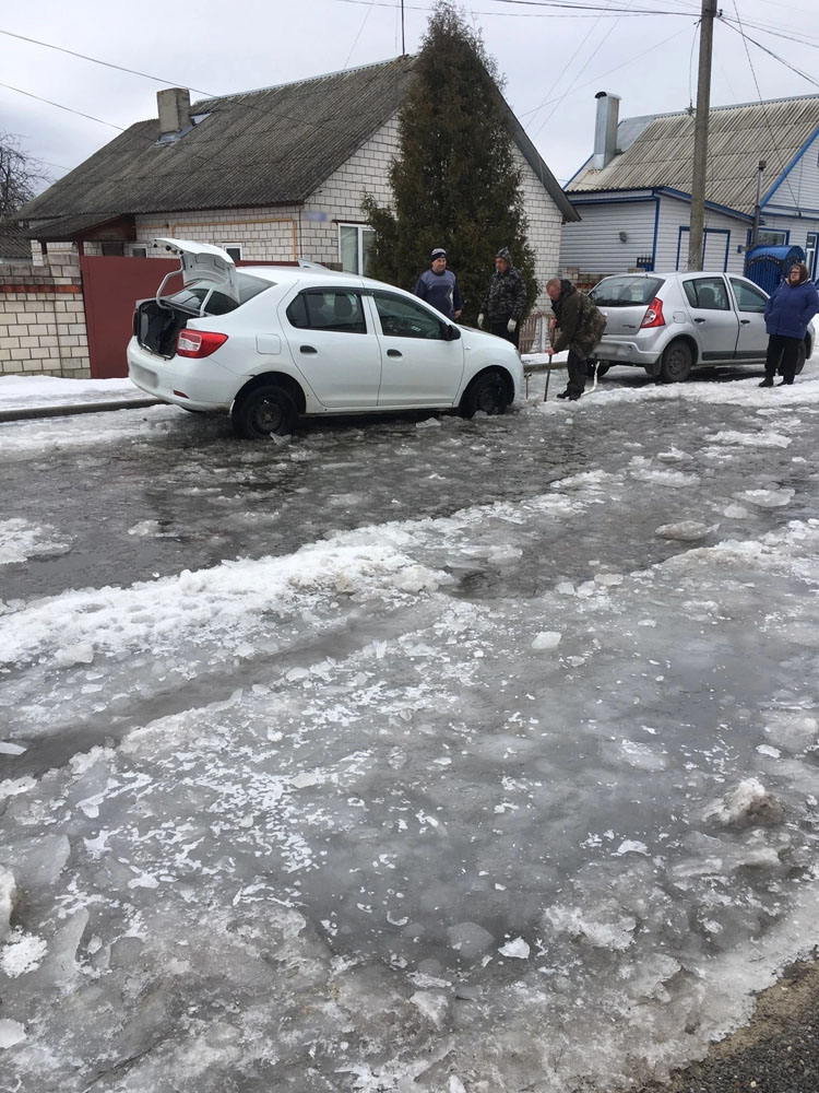 В Климово показали самые знаменитые лужи. В них годами тонут машины