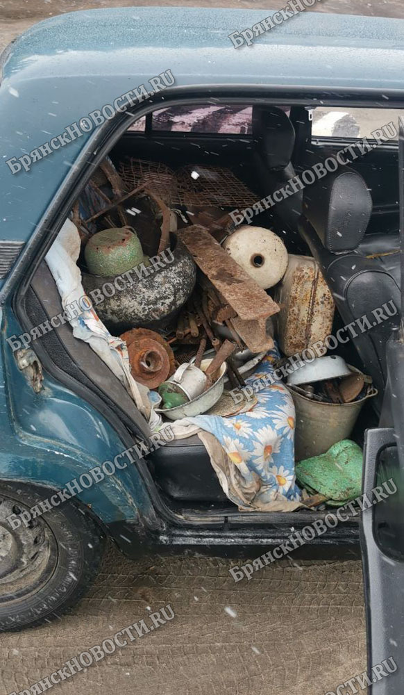 В Климово инспекторы Новозыбкова остановили забитый черметом автомобиль