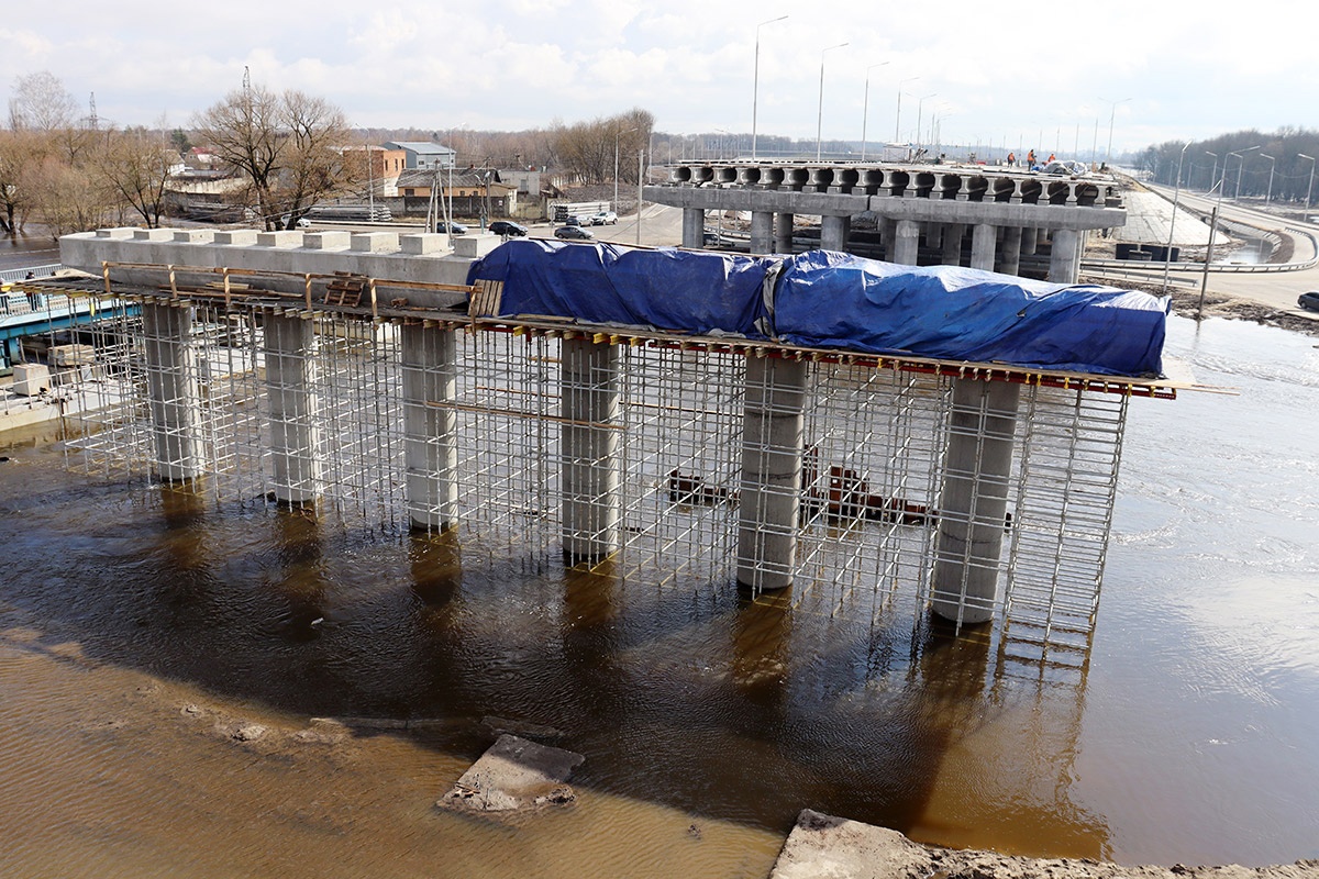 Строительную технику, занятую на возведении Славянского моста, вывели из русла Десны