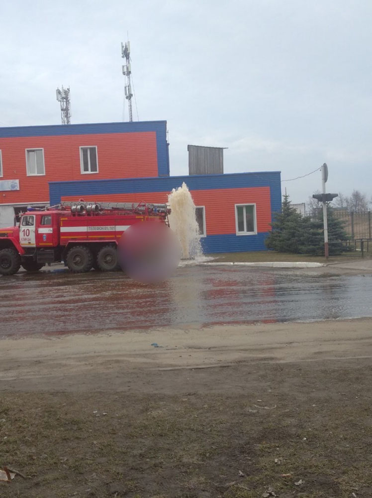 Жители Клинцов запечатлели бьющий из земли фонтан на улице Ворошилова