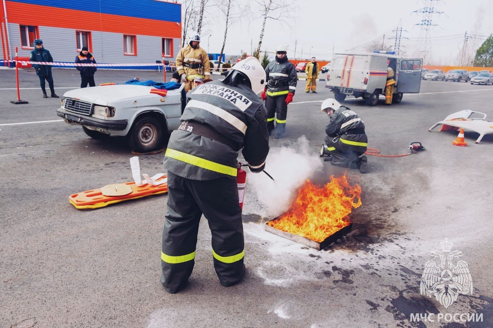 Распилить автомобиль за секунды и спасти пострадавших – брянские спасатели соревновались в скорости ликвидации последствий ДТП