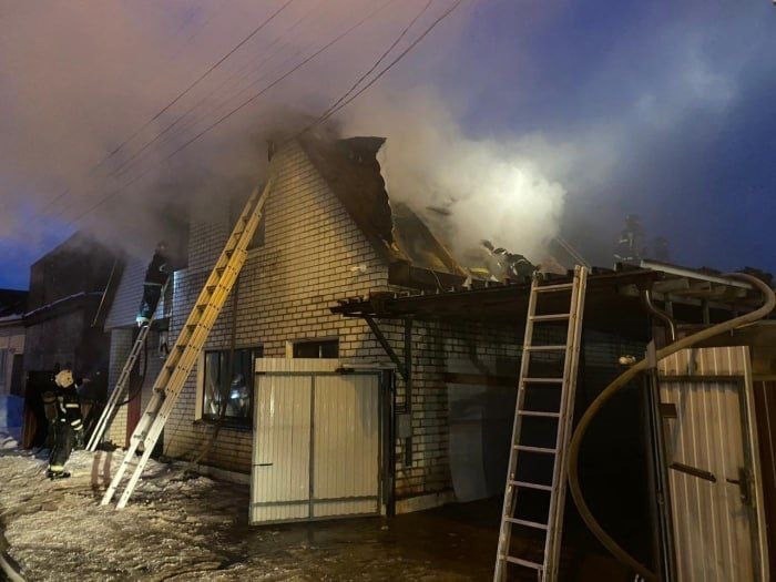 В Клинцах ночью сгорел жилой дом