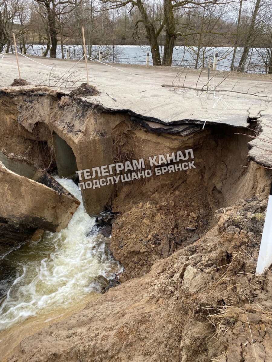 Место обрушения дороги в Жирятинском районе Брянской области обозначили веткой и парой реек