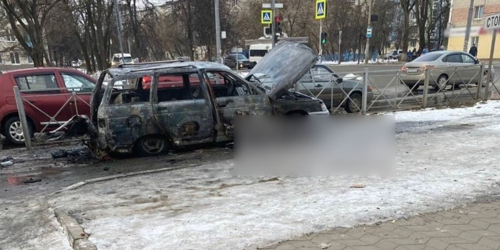 Дотла сгорел автомобиль возле остановки «Мечта» в Брянске