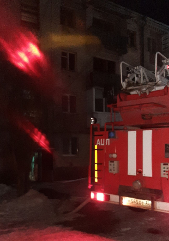 В Карачеве при пожаре из многоэтажки эвакуировали 15 человек