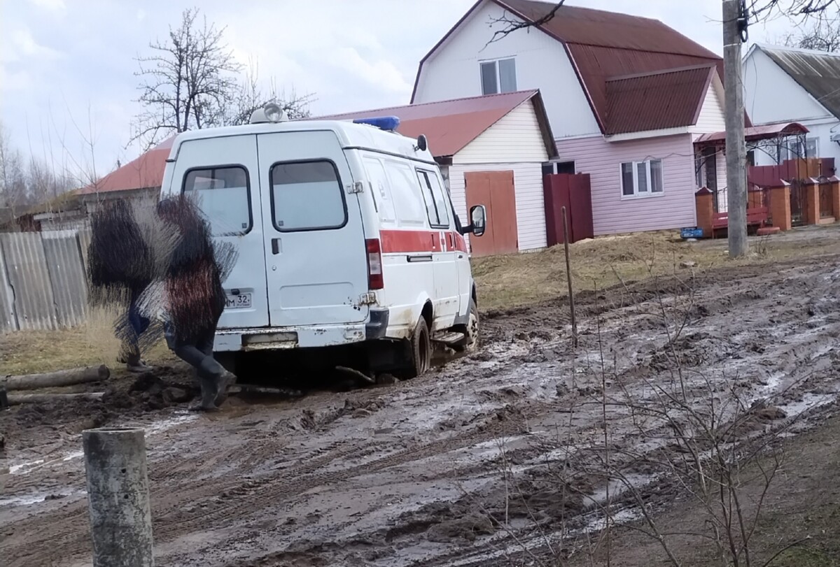 «Скорая помощь» застряла в поселке Ивот Дятьковского района
