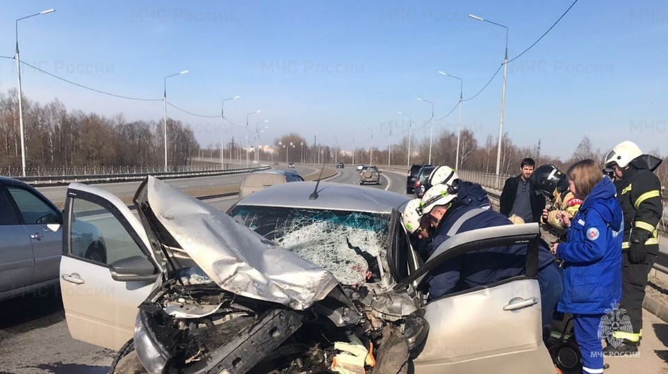 Спасатели Брянска деблокировали из автомобиля пострадавшего в аварии