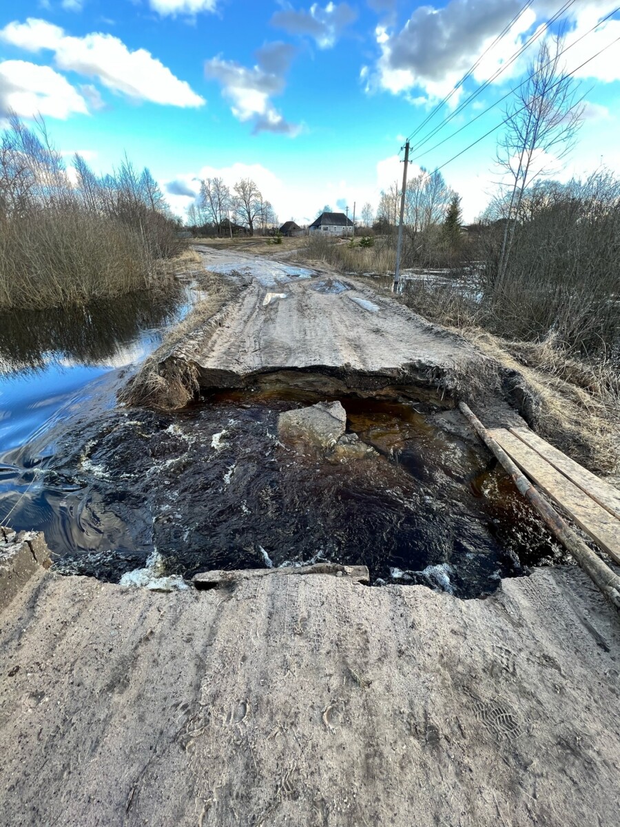 Потоками воды смыло плиту моста в поселке Бытошь Дятьковского района и отрезало улицу
