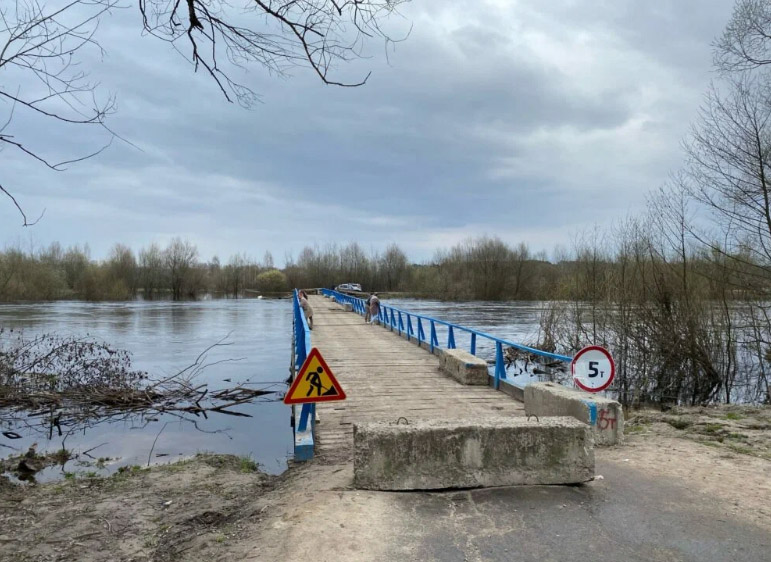В Сельцо из-за критического подъема воды в Десне закрыли мост