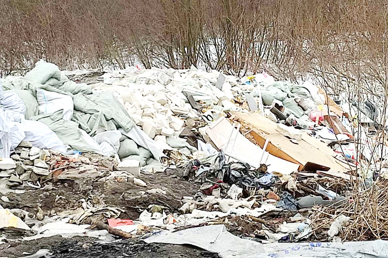 Водитель «Газели» застукали за выгрузкой строительных отходов за гаражами в Брянске