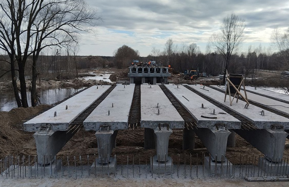 В Клинцовском районе капитально ремонтируют мост через реку Унеча