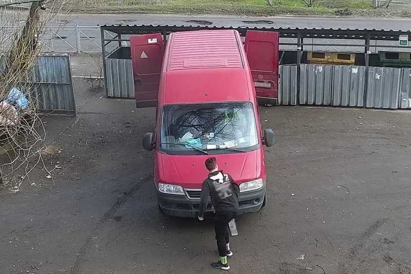 В Брянске хитрый водитель скрутил номера, а потом выбросил весь мусор из кузова
