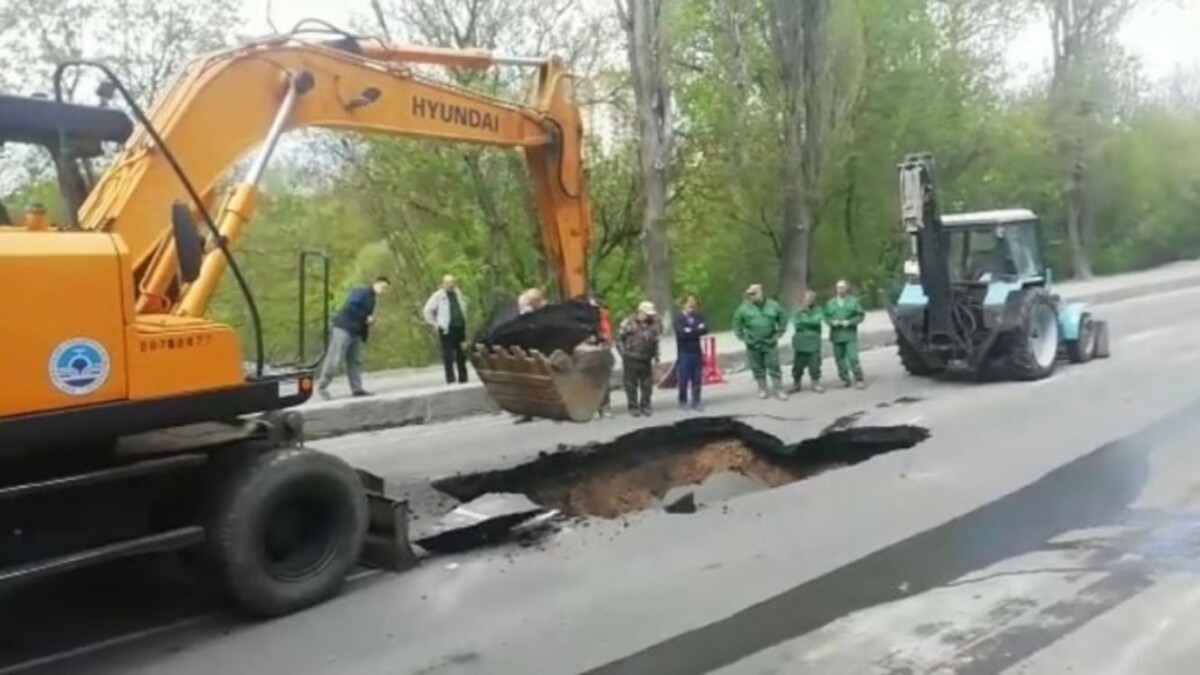 В Брянске назвали причину провала на проезжей части