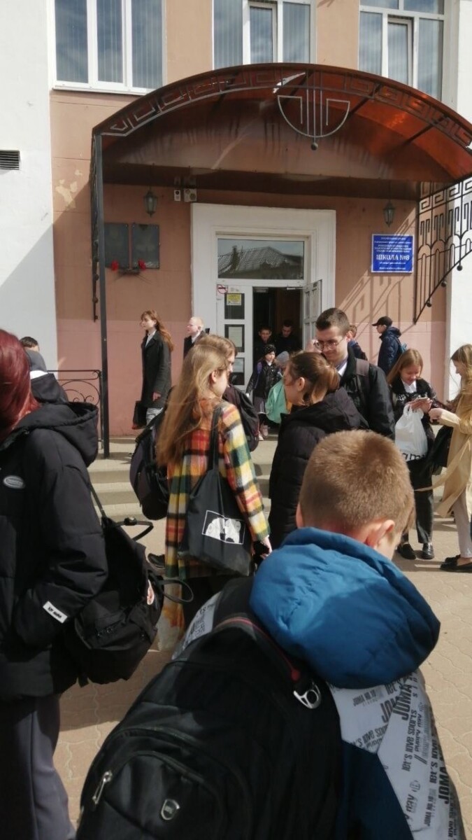 В Клинцах вторую неделю идет массовая эвакуация школ