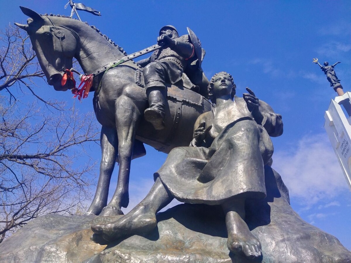 Бояна в Брянске оставили без гуслей – памятник стал жертвой вандалов