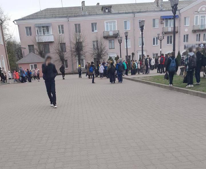 Утро в городе Клинцы Брянской области началось с эвакуаций школ