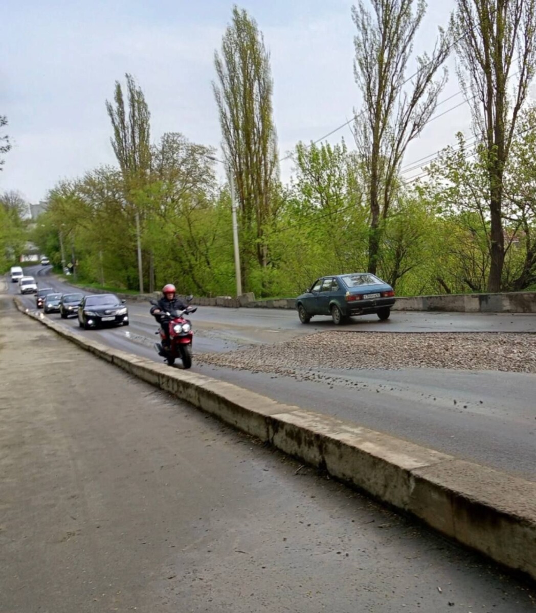 В Брянске провал засыпали щебнем и открыли движение на Урицкого