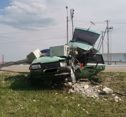 Многочисленные переломы получил водитель раздробленной машины на брянской трассе