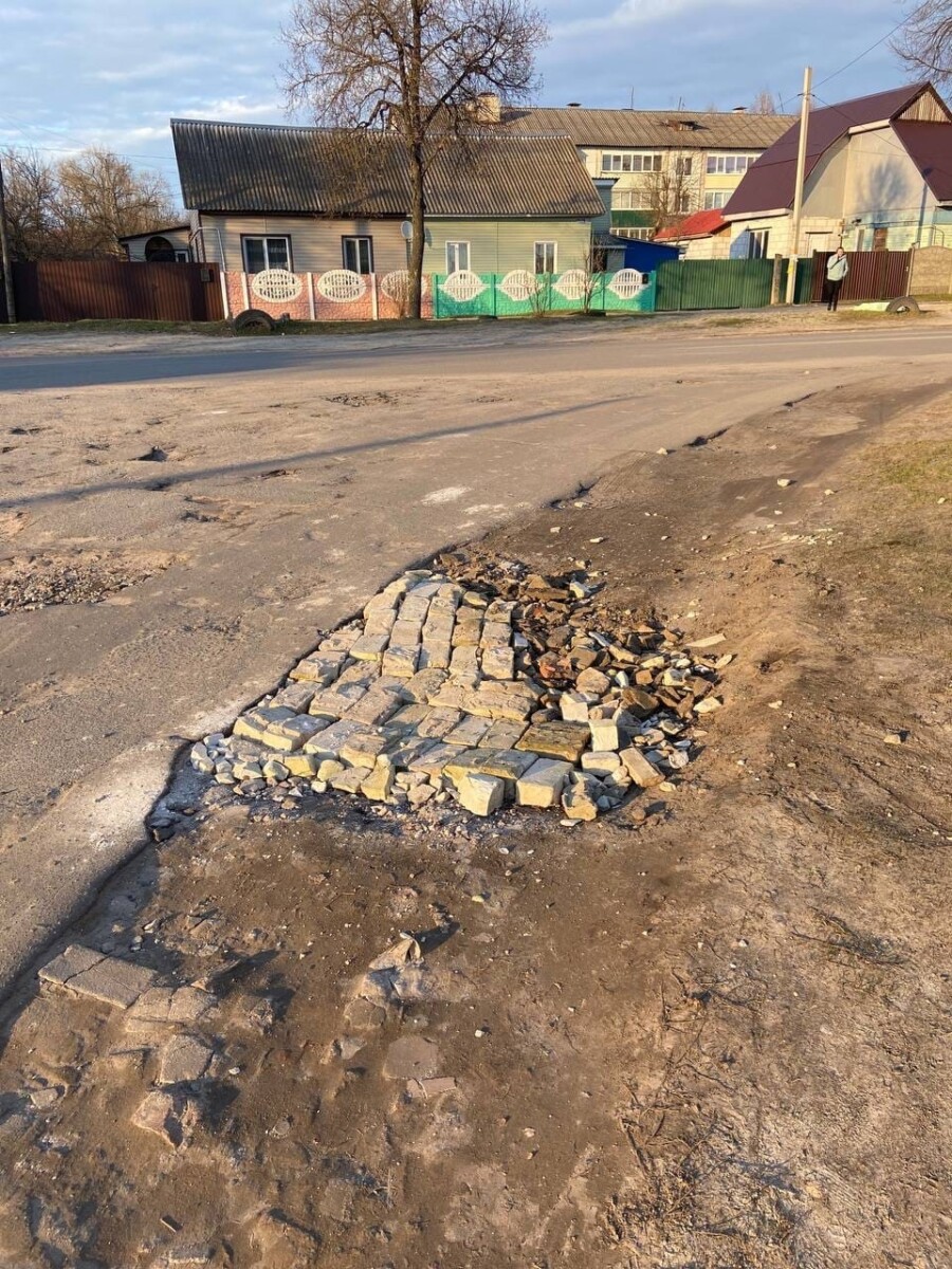 Житель Навли замостил ямы на улицы кирпичным боем