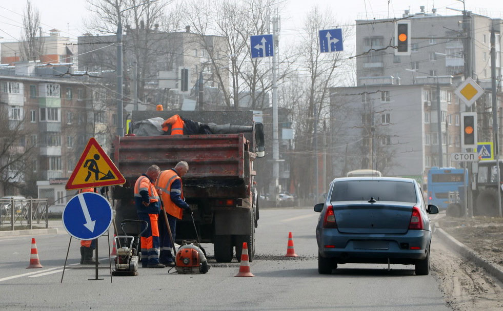 В Брянске рециклером «наварили» асфальта для ям площадью 12 соток