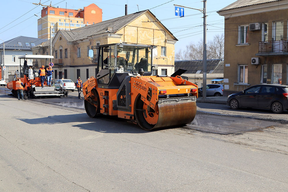 Улицу Калинина в Брянске восстанавливают методом «больших карт» на родном асфальтоукладчике