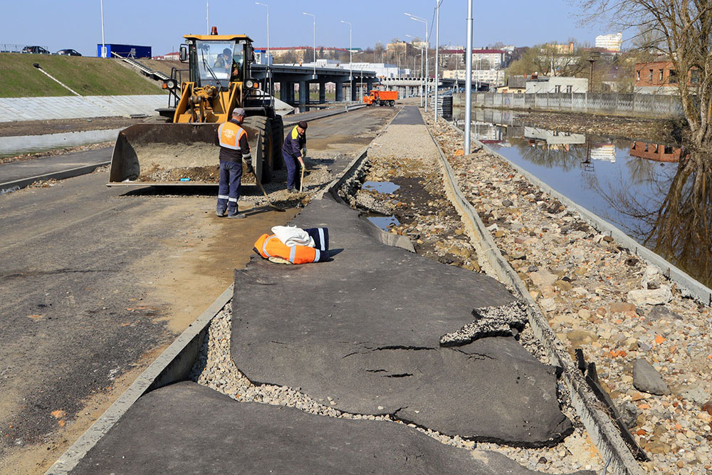 Дорогу со съехавшим асфальтом на набережной в Брянске подрядчик отремонтирует за свой счет