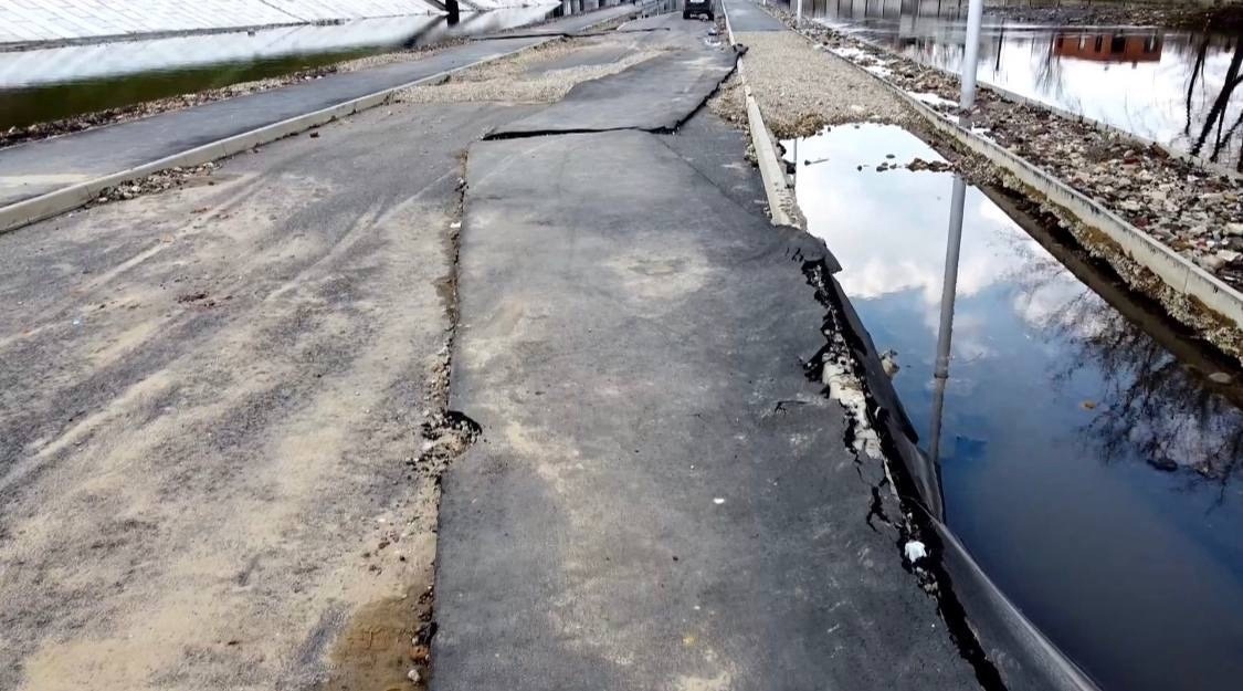 Паводок пластами смыл асфальт с новой дороги в Брянске