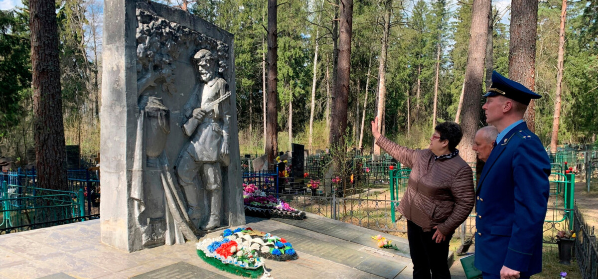 В поселке Старь Дятьковского района начали осыпаться памятники на братских могилах