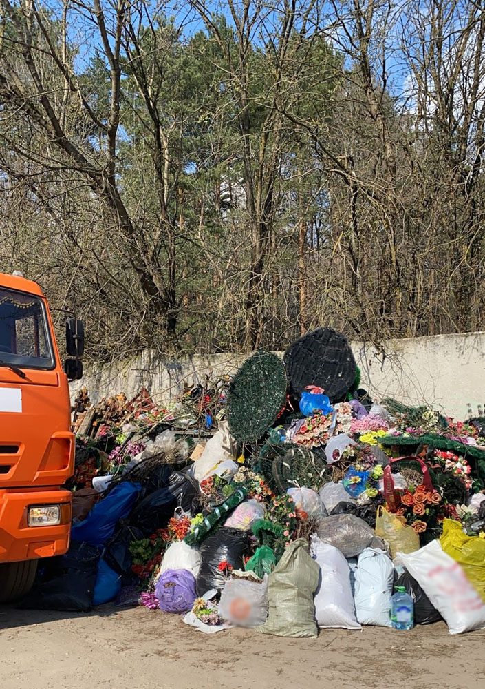 На предпасхальной неделе с кладбищ Брянска вывезли 79 грузовиков с мусором