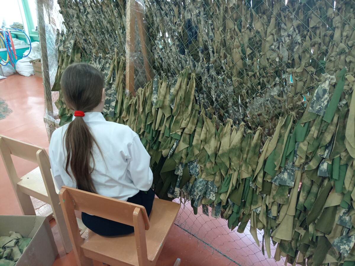 Школьники из Климово включились в работу по плетению маскировочных сетей