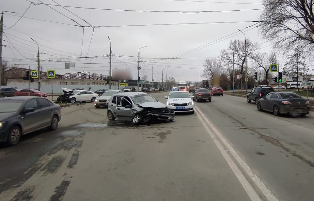 Два водителя пострадали в аварии на дороге по улице Литейной в Брянске