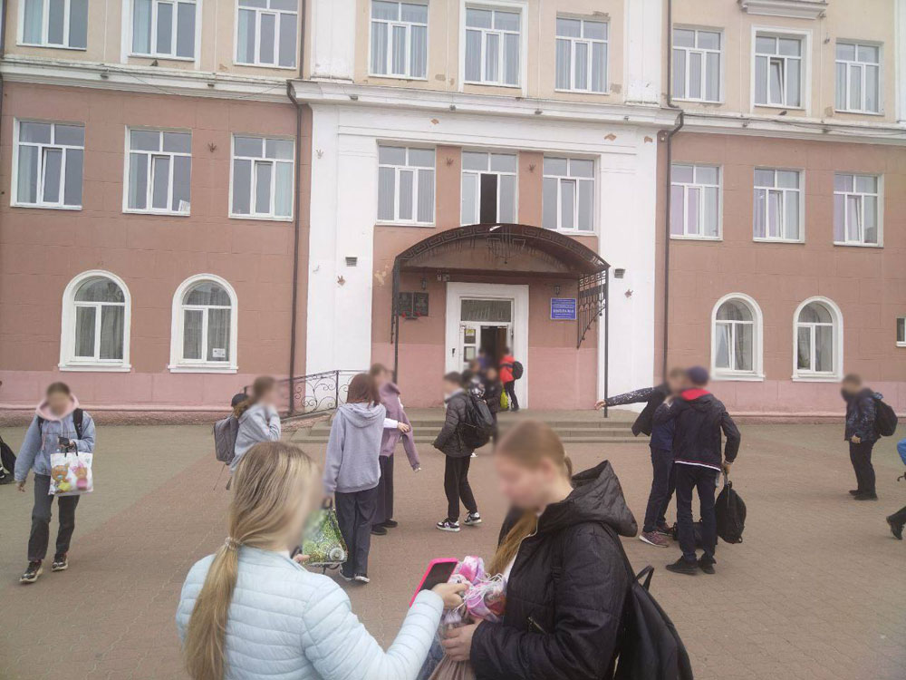 Учебную неделю в Клинцах третий день срывают из-за тревожных сообщений