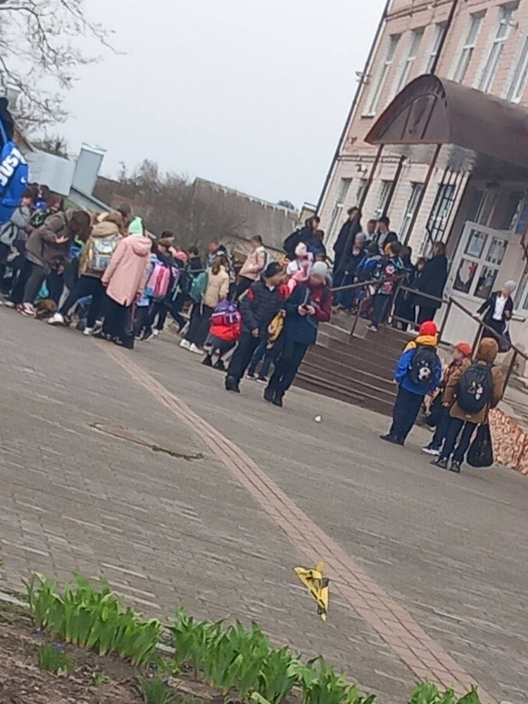 Пятый день в Клинцах идет эвакуация школьников из учебных заведений