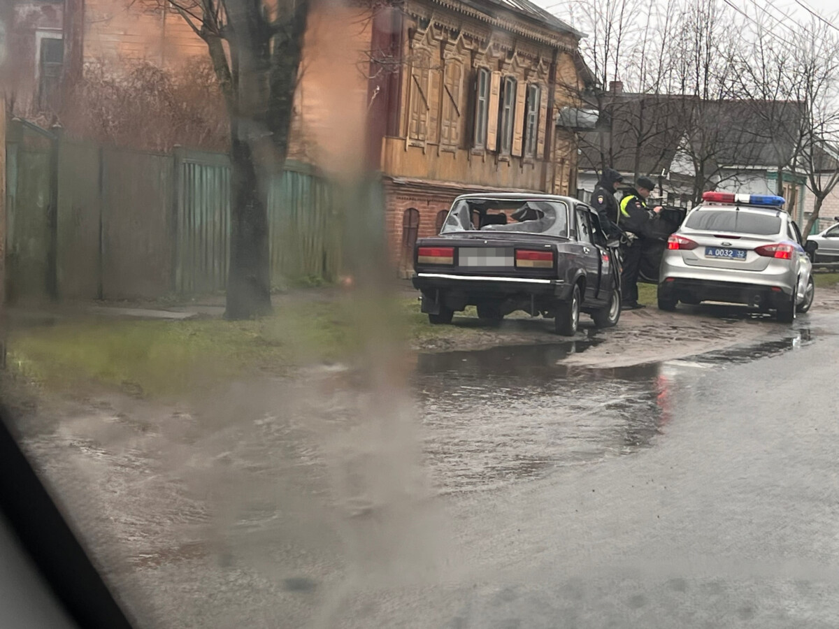 Автомобиль с разбитыми стеклами утром обнаружили на улице Новозыбкова •  БрянскНОВОСТИ.RU