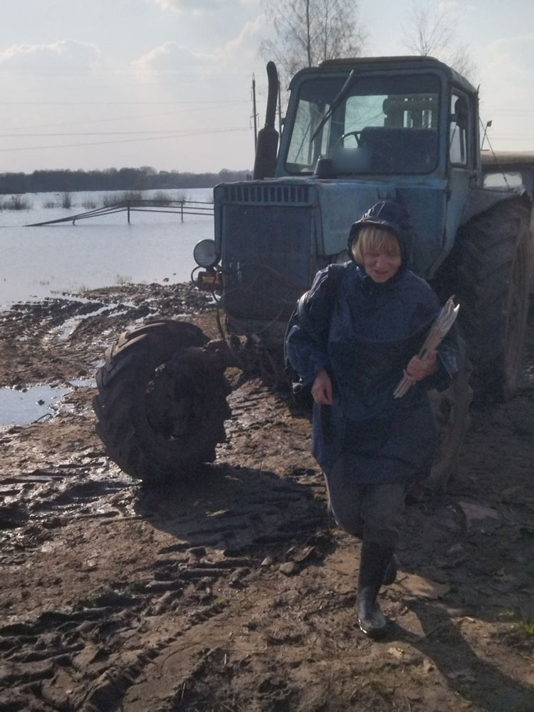 Резиновые сапоги, трактор и настойчивость помогают брянским почтальонам в зонах паводка