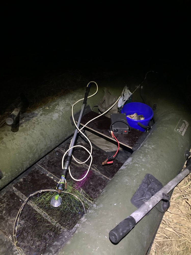 Браконьеров с электроудочкой и сетями задержали на реке в Брянской области