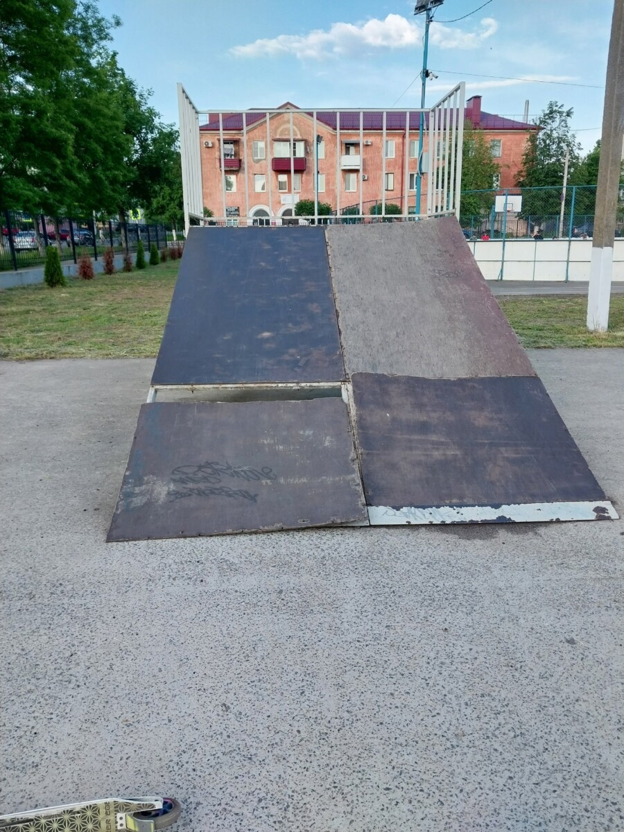 Скейт-парк в Клинцах отжил свое – площадка непригодна для скейтеров, а местами опасна