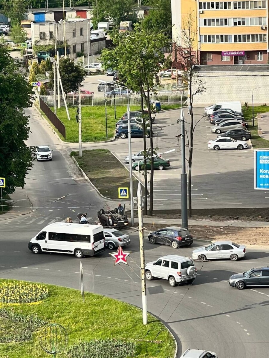 Названа предварительная причина аварии с перевернувшимся ВАЗом в Брянске •  БрянскНОВОСТИ.RU