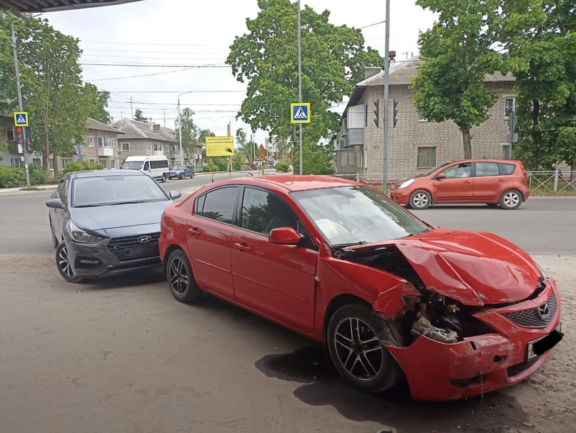 Тяжелыми травмами для пассажирки Hyundai обернулась спешка на дороге в Брянске