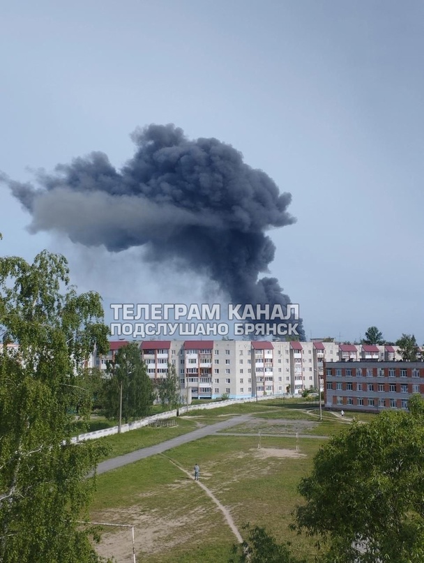 Пожар на территории завода в Дятьково тушили пять пожарных отделений