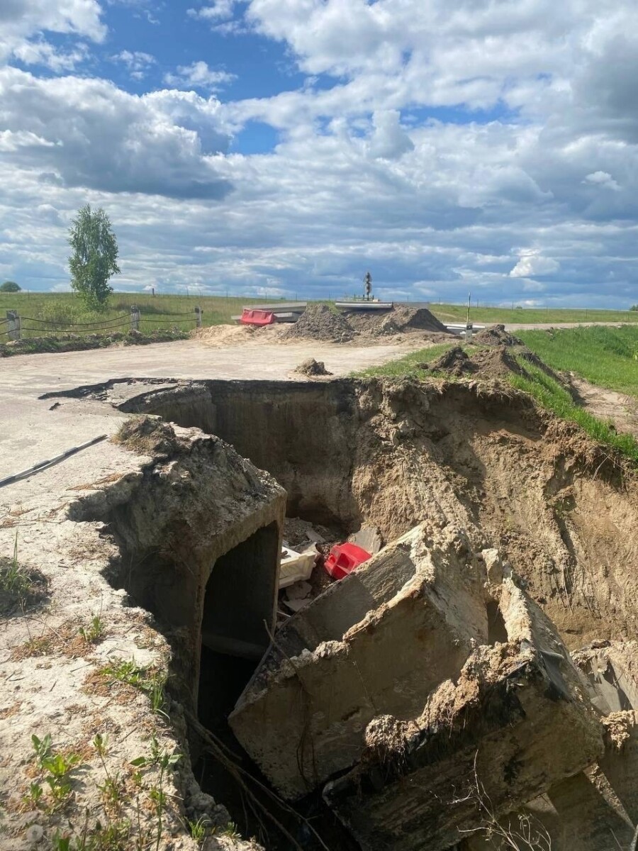 В Брянской области объяснили задержку с ремонтом размытой паводком дороги