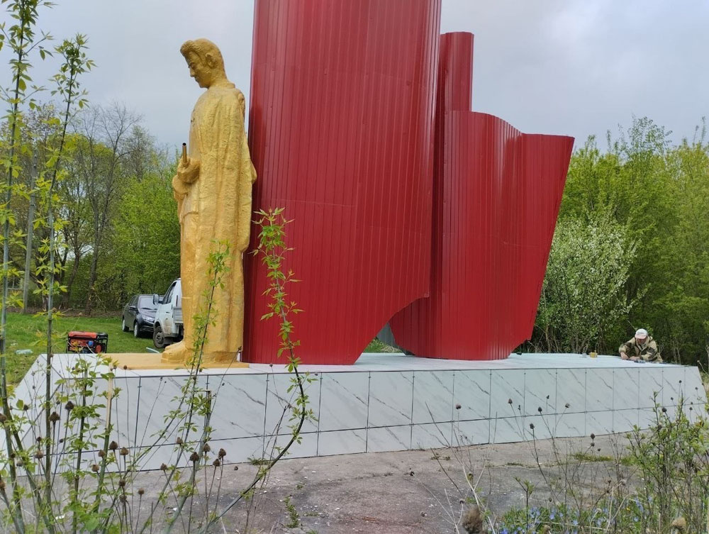 В Клинцовском районе памятник отремонтировали дешево и сердито