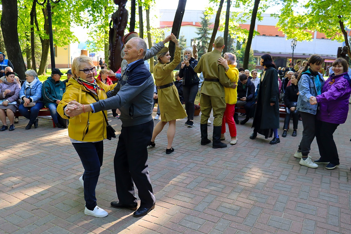 Перед Днем Победы Брянск закружил «Танцующий май»
