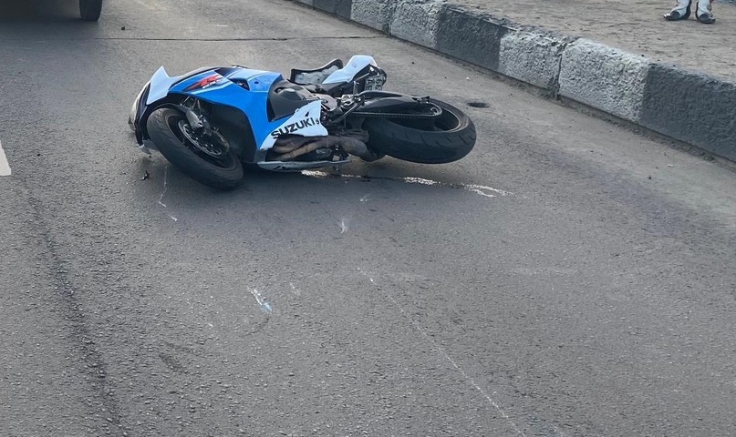 Мотоциклист в Брянске упал и влетел в пикап