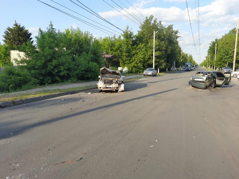 В Брянске 21-летний водитель ВАЗ на встречке столкнулся с Chevrolet