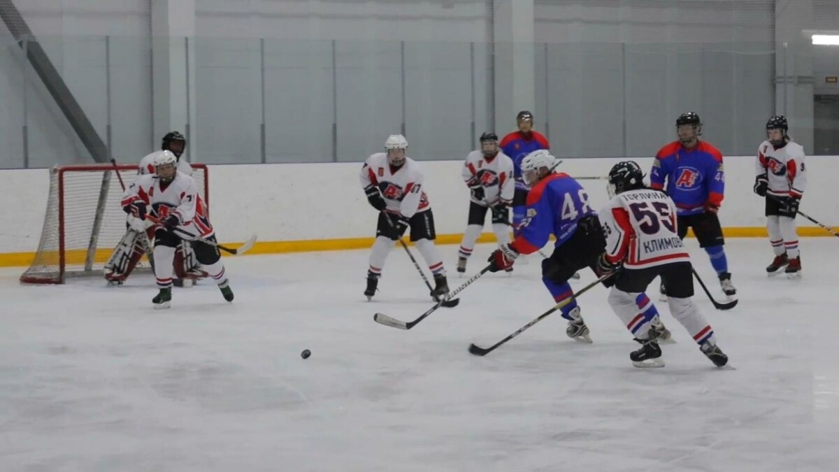 В истории Климово в хоккейном матче впервые встретились мужская и женская команды «Авангард»