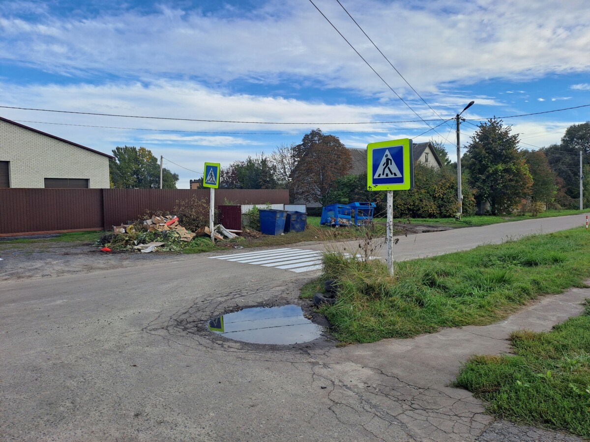 В Севске пешеходный переход упирается в мусорку на газоне